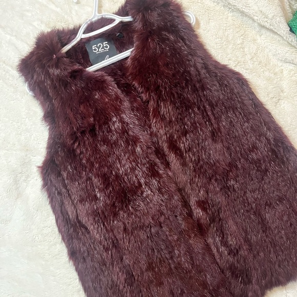 Burgundy faux fur vest - Picture 1 of 2